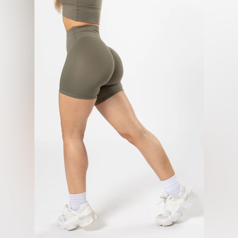 PARAGON Reluna Shorts NWOT // L